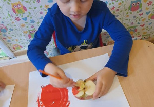 Jeremi maluje jabłko.